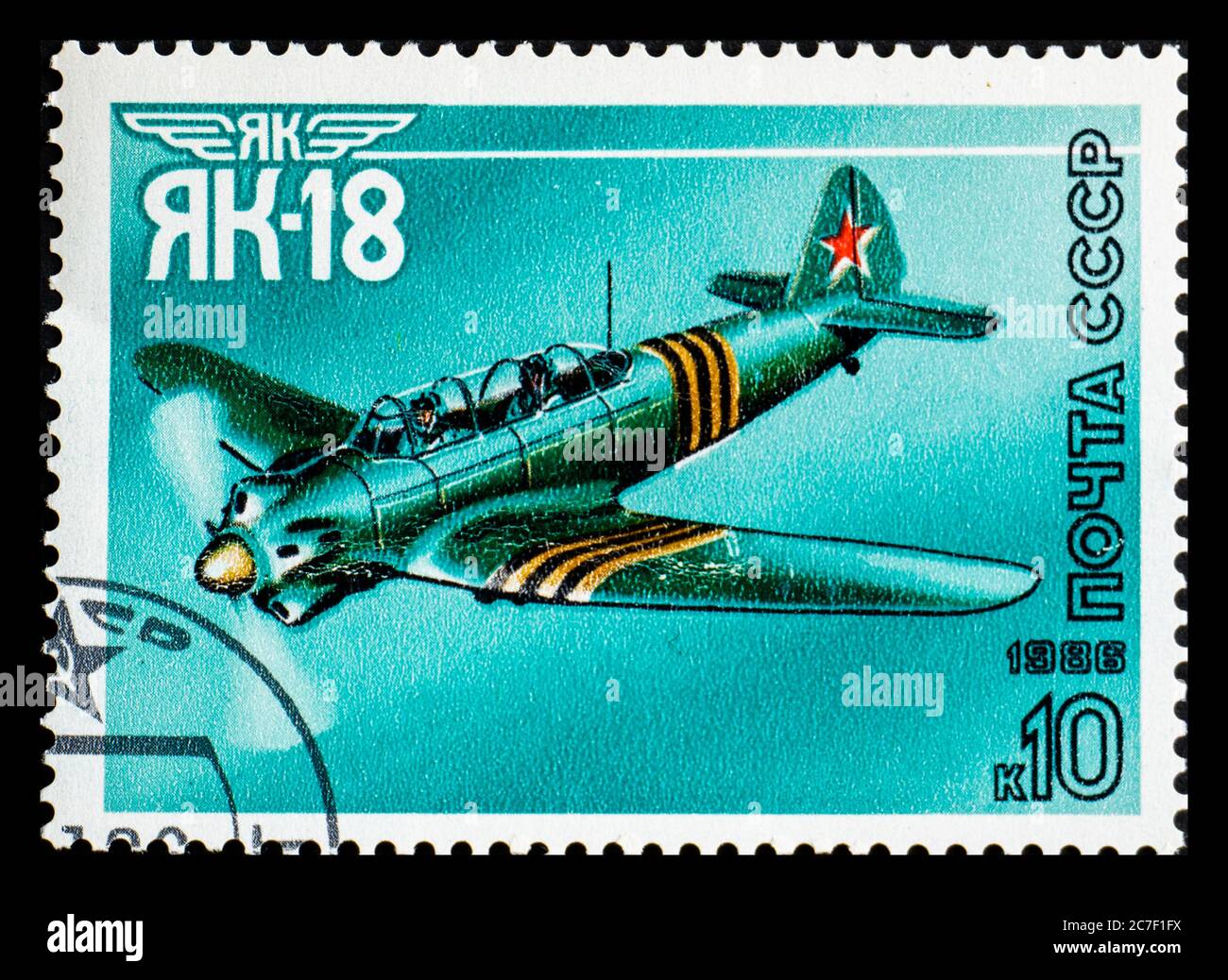 RUSSLAND, UdSSR - UM 1986: Eine Briefmarke aus der UdSSR mit dem Flugzeug Jakowlew Yak-18 oder Nanchang CJ-5 Stockfoto