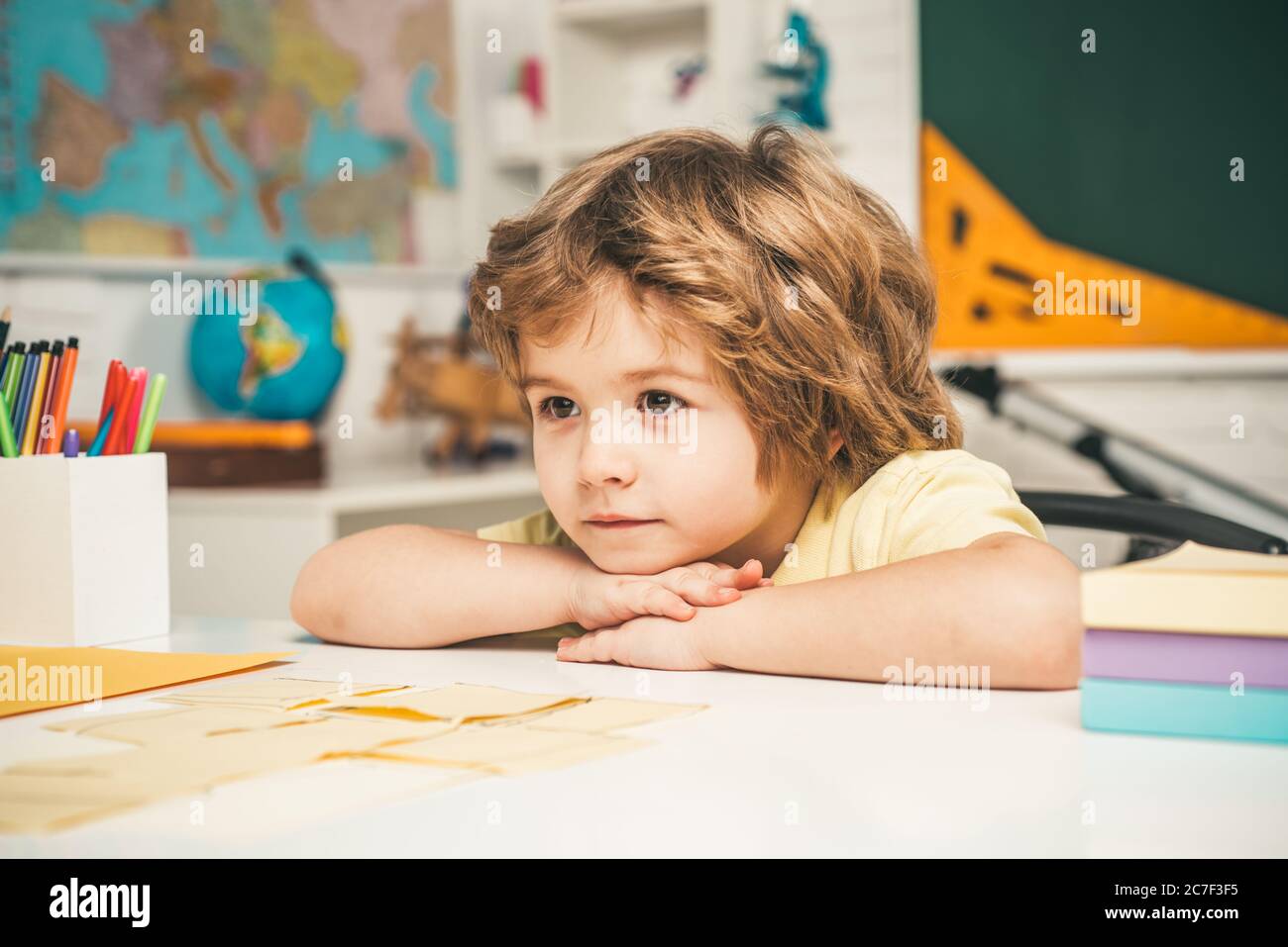 Beginn der Unterrichtsstunden. Kinder machen sich bereit für die Schule. Happy cute fleißig Kind