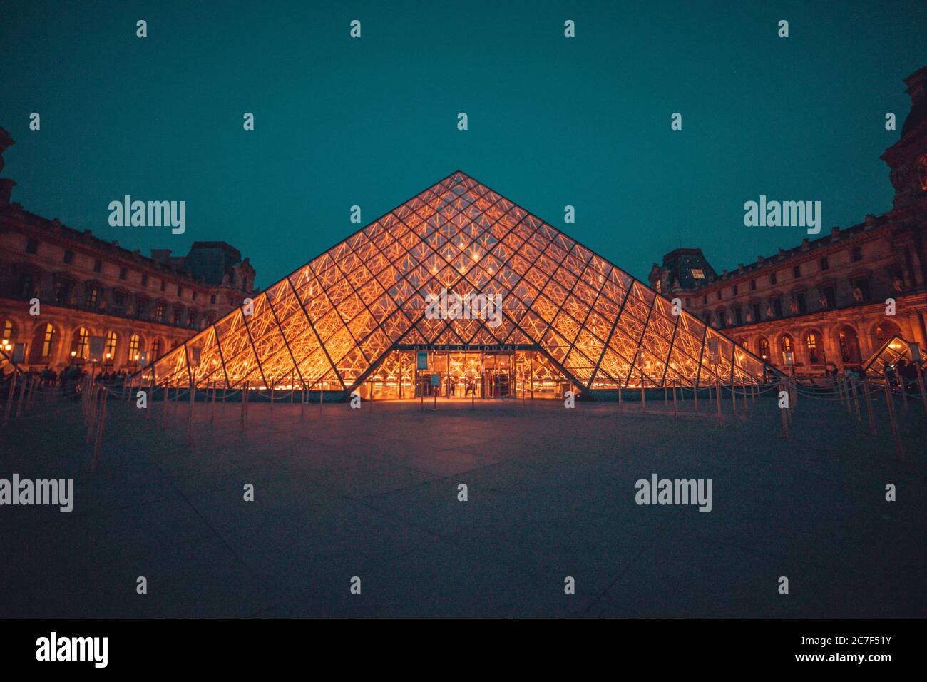 Glaspyramide des Louvre in Frankreich während der Nacht Verbreitung Licht für Nachtliebhaber Stockfoto
