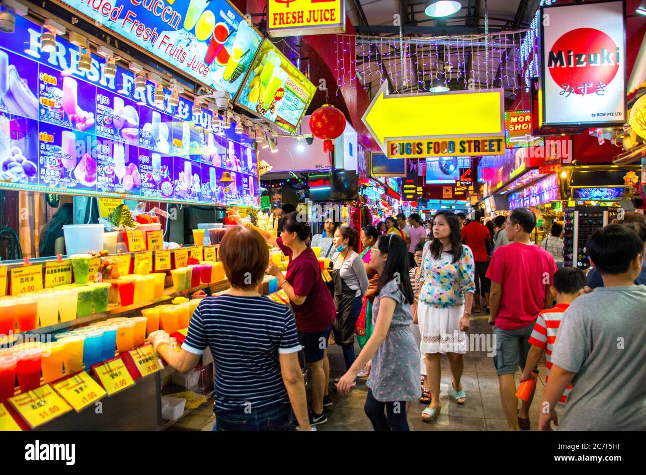 Touristen und Einheimische in Bugis Street Market, der größte Markt in Singapur, Bugis, Singapur, China, Singapur, Shopping, PRADEEP SUBRAMANIAN Stockfoto