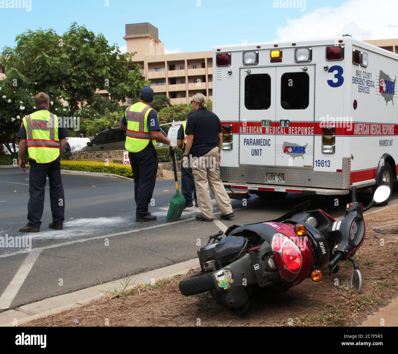 Nicht identifizierte Notärzte und Feuerwehrleute am Unfallort des Motorrollers. Fahrer überlebte mit Verletzungen. Redaktionell. Stockfoto