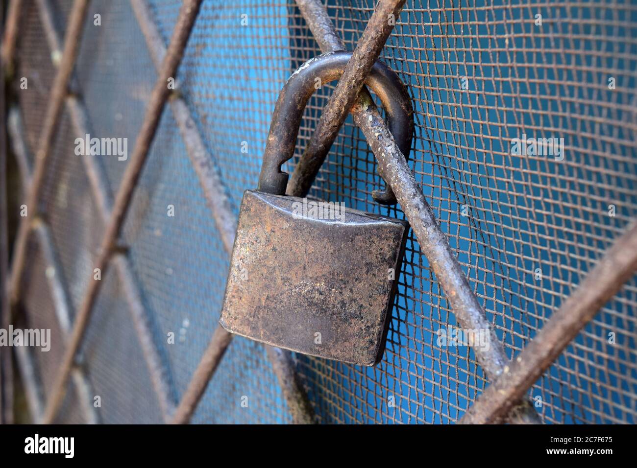 Das Tor wird mit einem Vorhängeschloss betrachtet und es ist die Aufschrift 'VERSCHLOSSEN' darauf. Lockdown und selbstisolierende Maßnahmen zur Begrenzung der Ausbreitung des Coronavirus. Stockfoto