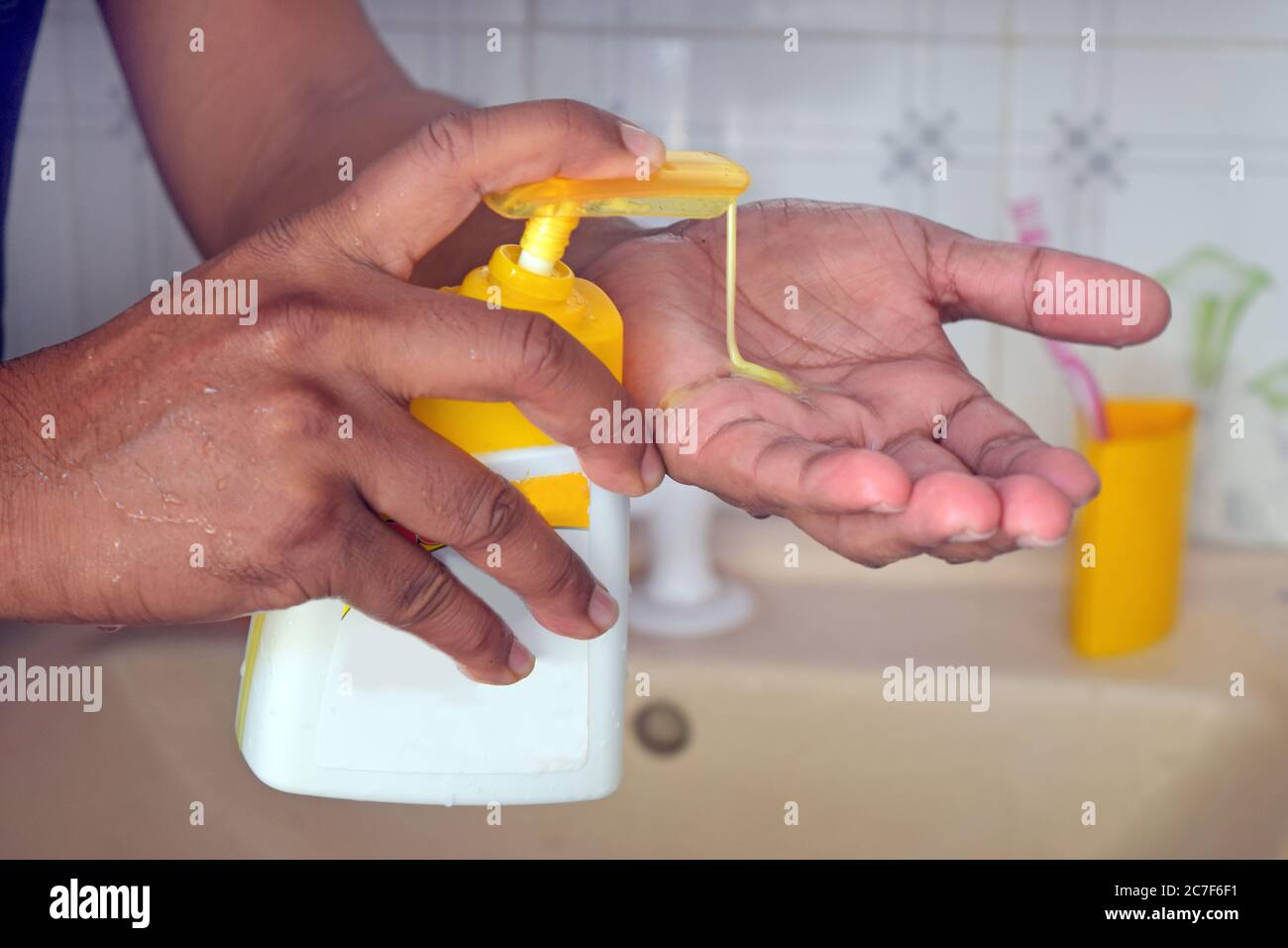 Handdesinfektionsmittel Alkohol Gel reiben saubere Hände Hygiene Prävention von Coronavirus Ausbruch. Mann mit Flasche antibakterielle Desinfektionsmittel Seife. Stockfoto