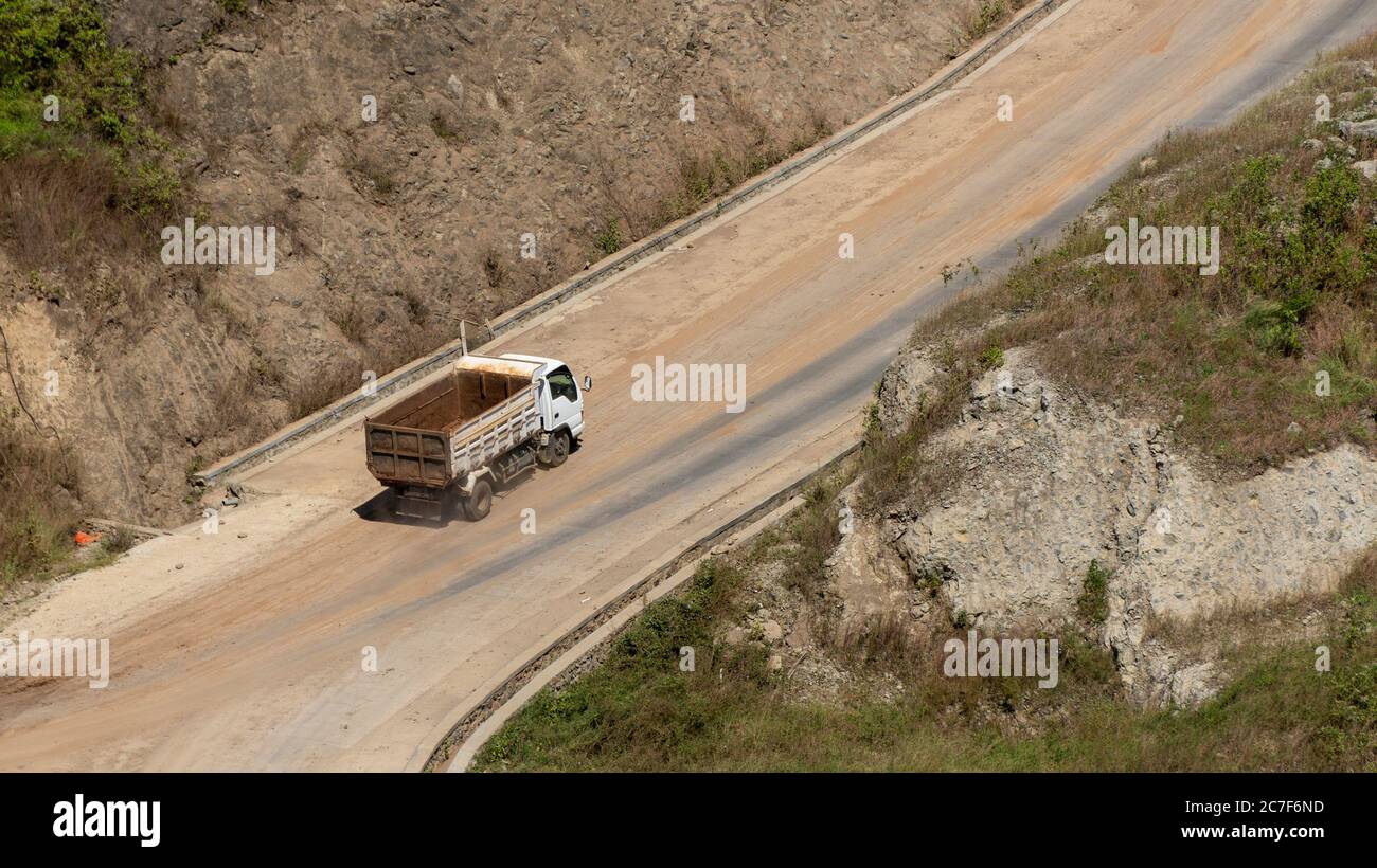 Ein Muldenkipper, der Bergbauprodukte zur Weiterverarbeitung transportiert. Ponorogo, Indonesien - 27. Juni 2020 Stockfoto