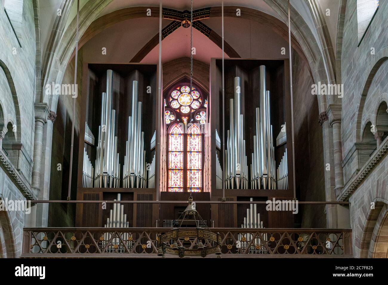 Basel, BL / Schweiz - 8. Juli 2020: Nahaufnahme der Pfeifenorgel im Inneren des Basler Münsters Stockfoto