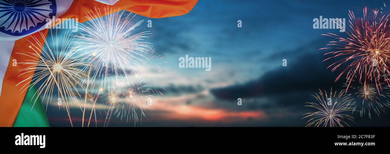 Feier buntes Feuerwerk auf indien Flaggenmuster auf Himmel Hintergrund Konzept für indian 15 august republik Unabhängigkeitstag, Symbol der freiheit nepals Stockfoto