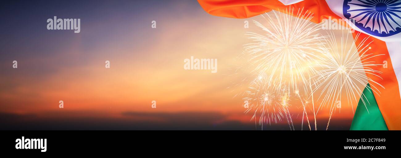 Feier buntes Feuerwerk auf indien Flaggenmuster auf Himmel Hintergrund Konzept für indian 15 august republik Unabhängigkeitstag, Symbol der freiheit nepals Stockfoto