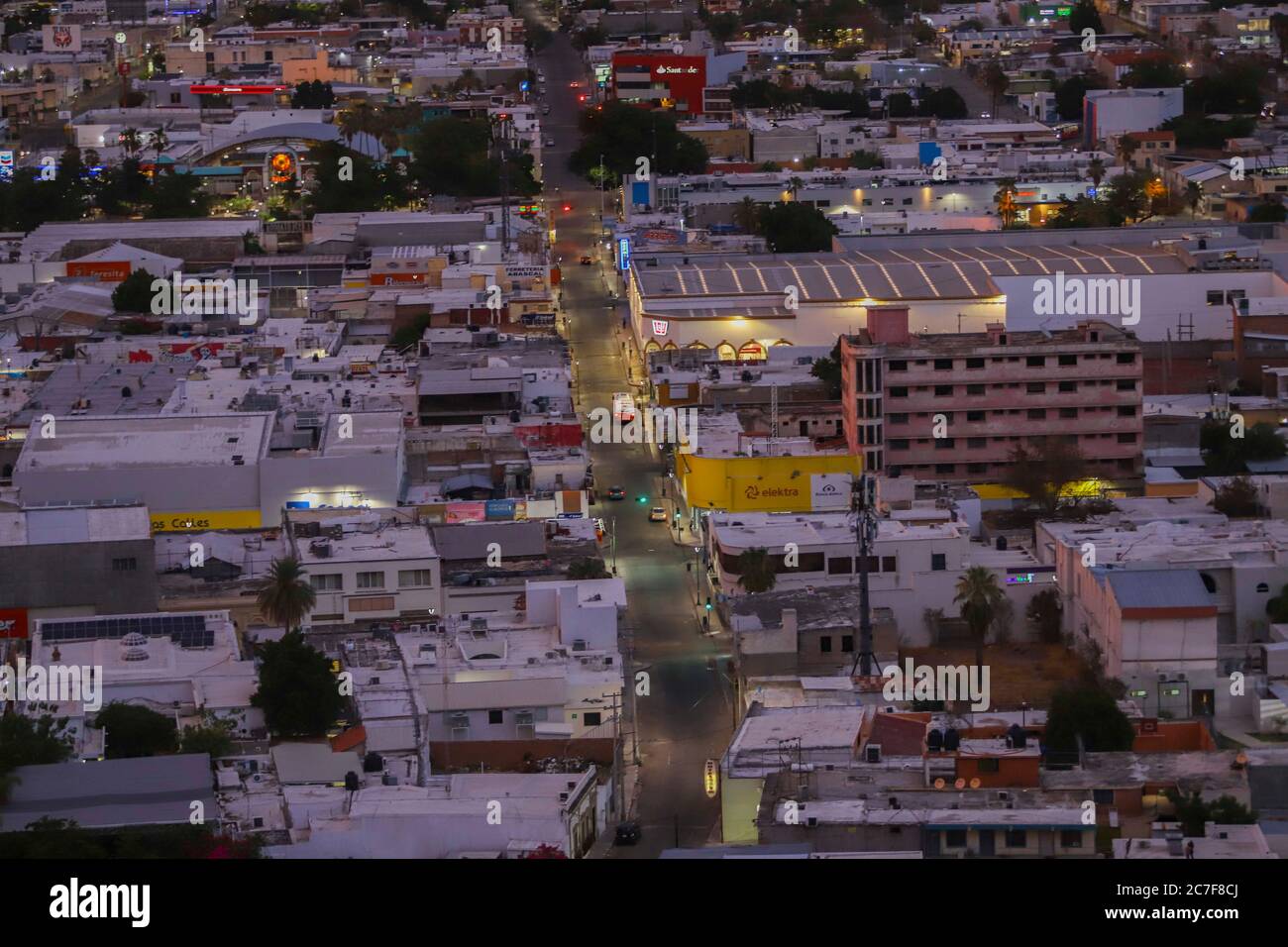 Lichter der Stadt, Nacht, luces de la ciudad, noche, Sonnenuntergang, Dämmerung, Atardecer, Anochecer am 16. Juli 2020 in Hermosillo, Mexiko.. (Foto von Luis Gutierrez/ Stockfoto