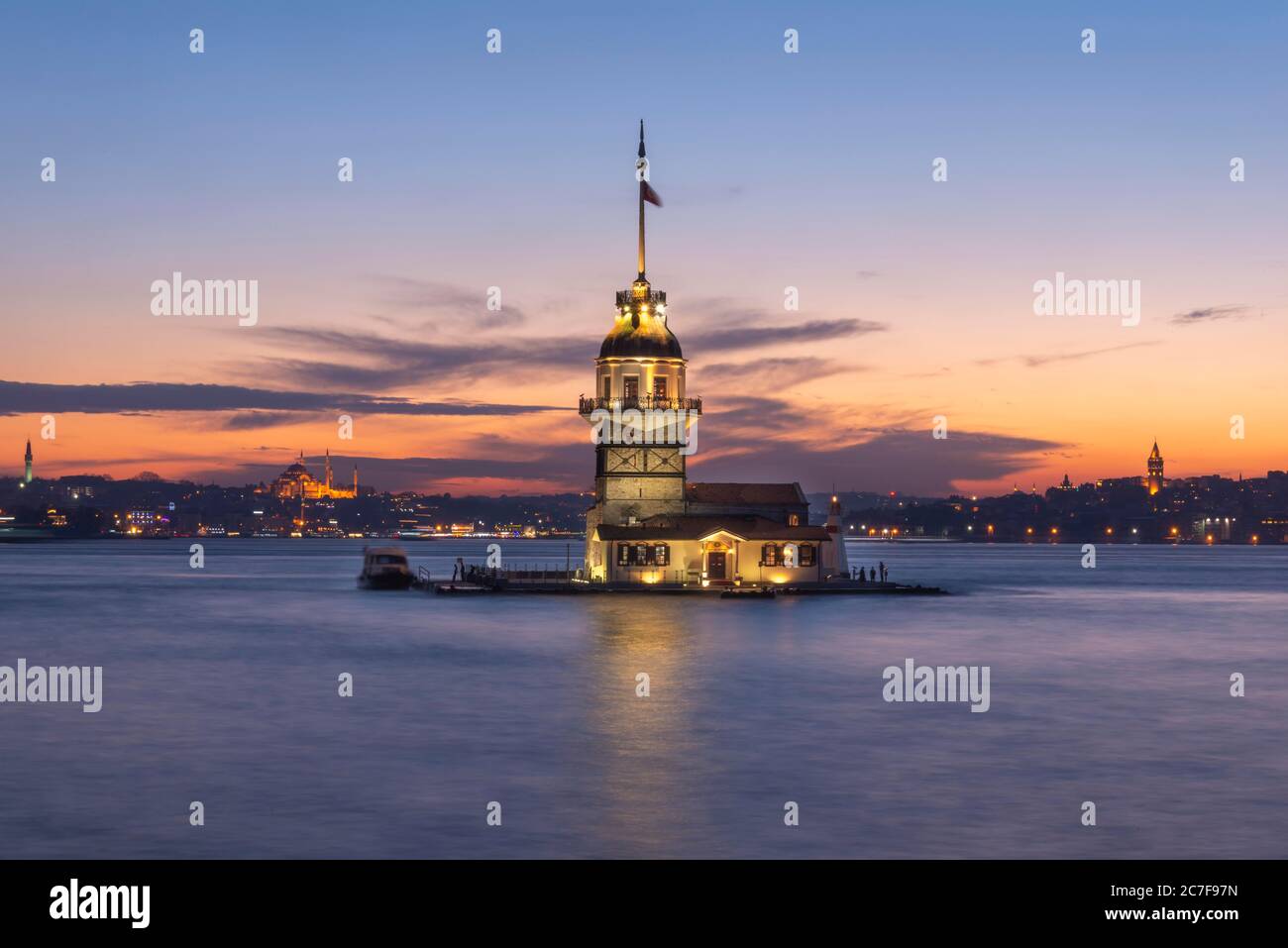 Leuchtturm, Leander's Tower oder Girls' Tower, kiz Kulesi, bei Sonnenuntergang, Insel im Bosporus, Ueskuedar, Istanbul, Türkei Stockfoto