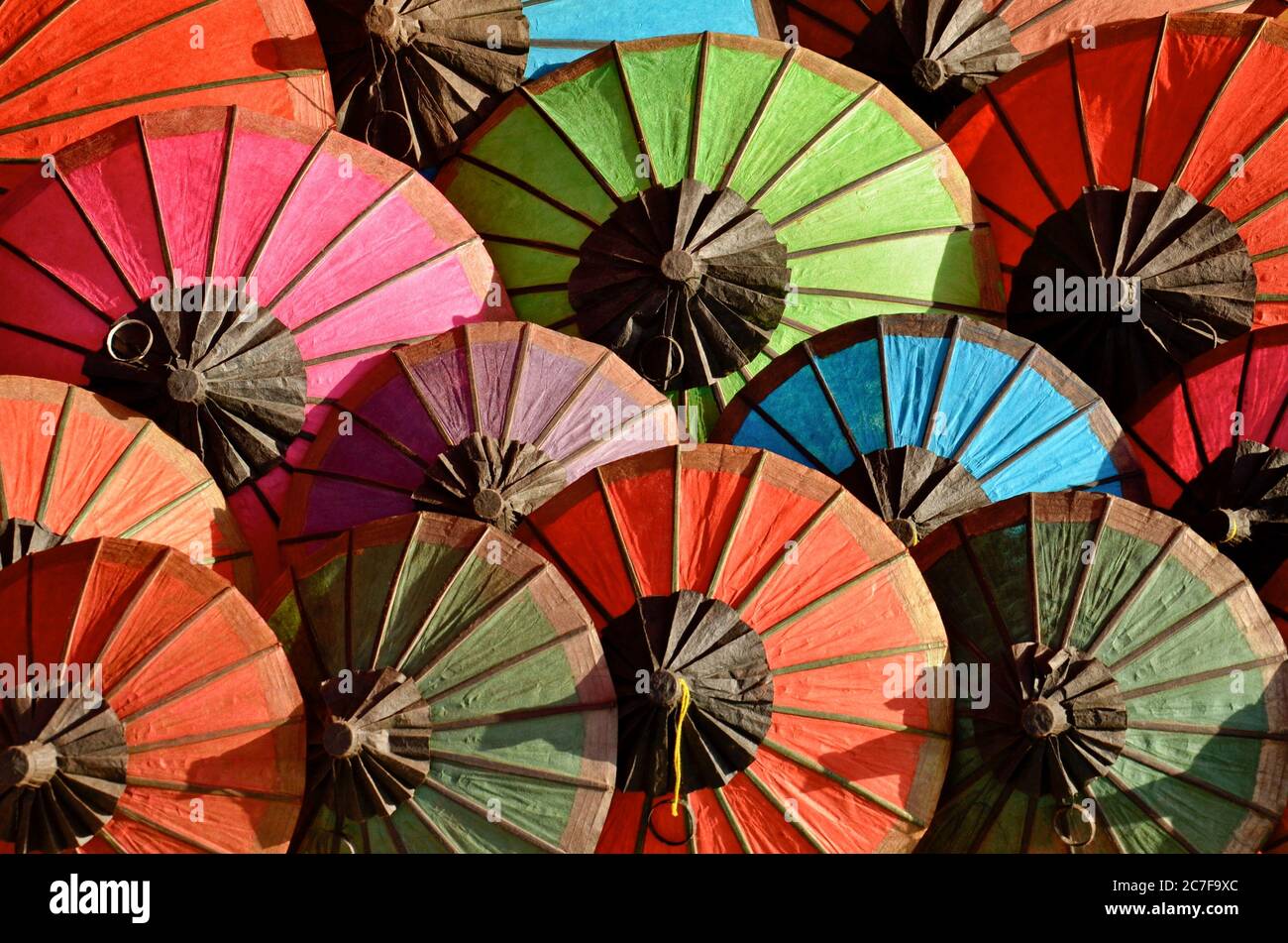 Viele bunte Regenschirme in Luang Prabang, Laos - toll für einen coolen Hintergrund oder Tapete Stockfoto