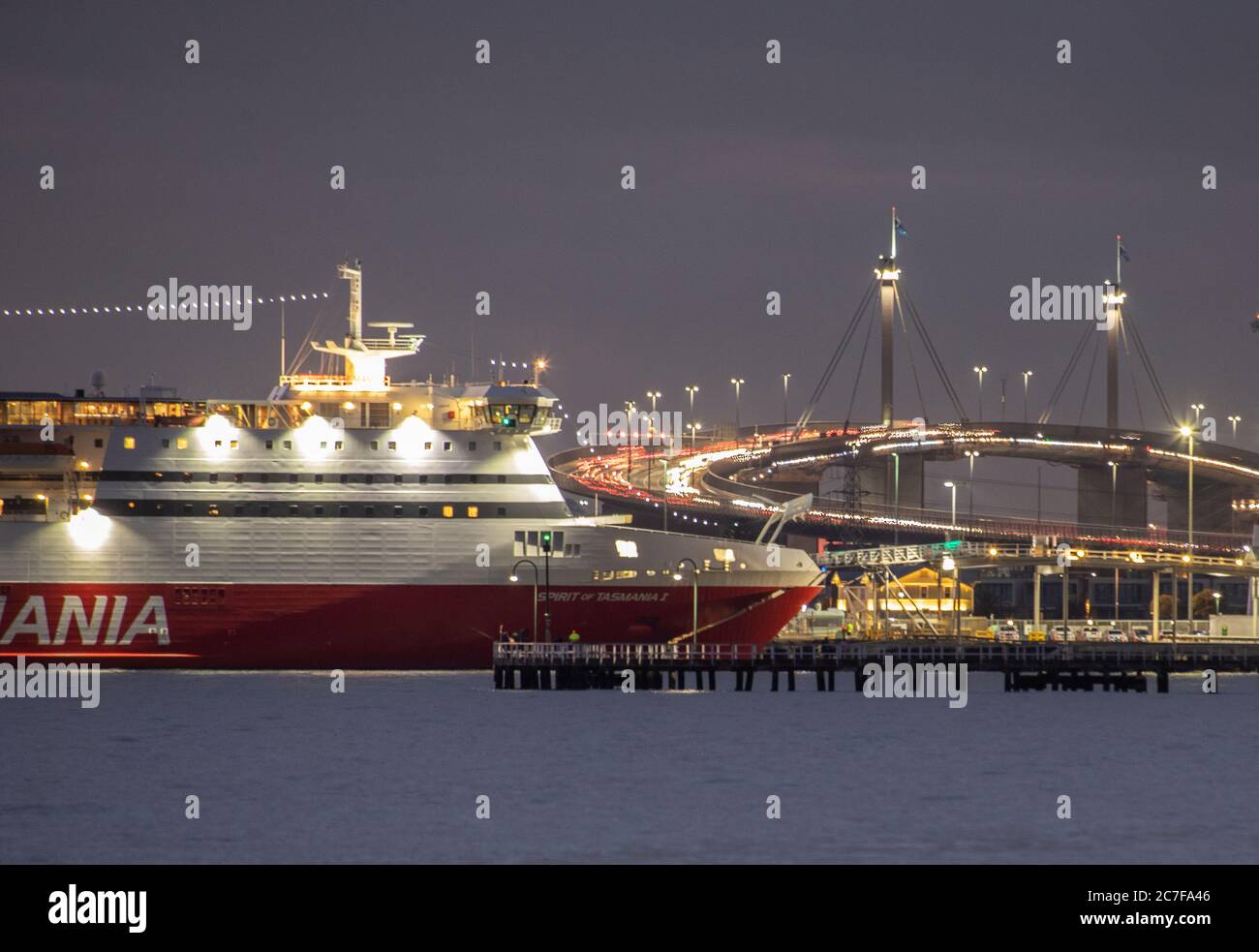 Melbourne Australien. Spirit of Tasmania Fähre in Port Melbourne mit der West Gate Brücke im Hintergrund. Stockfoto