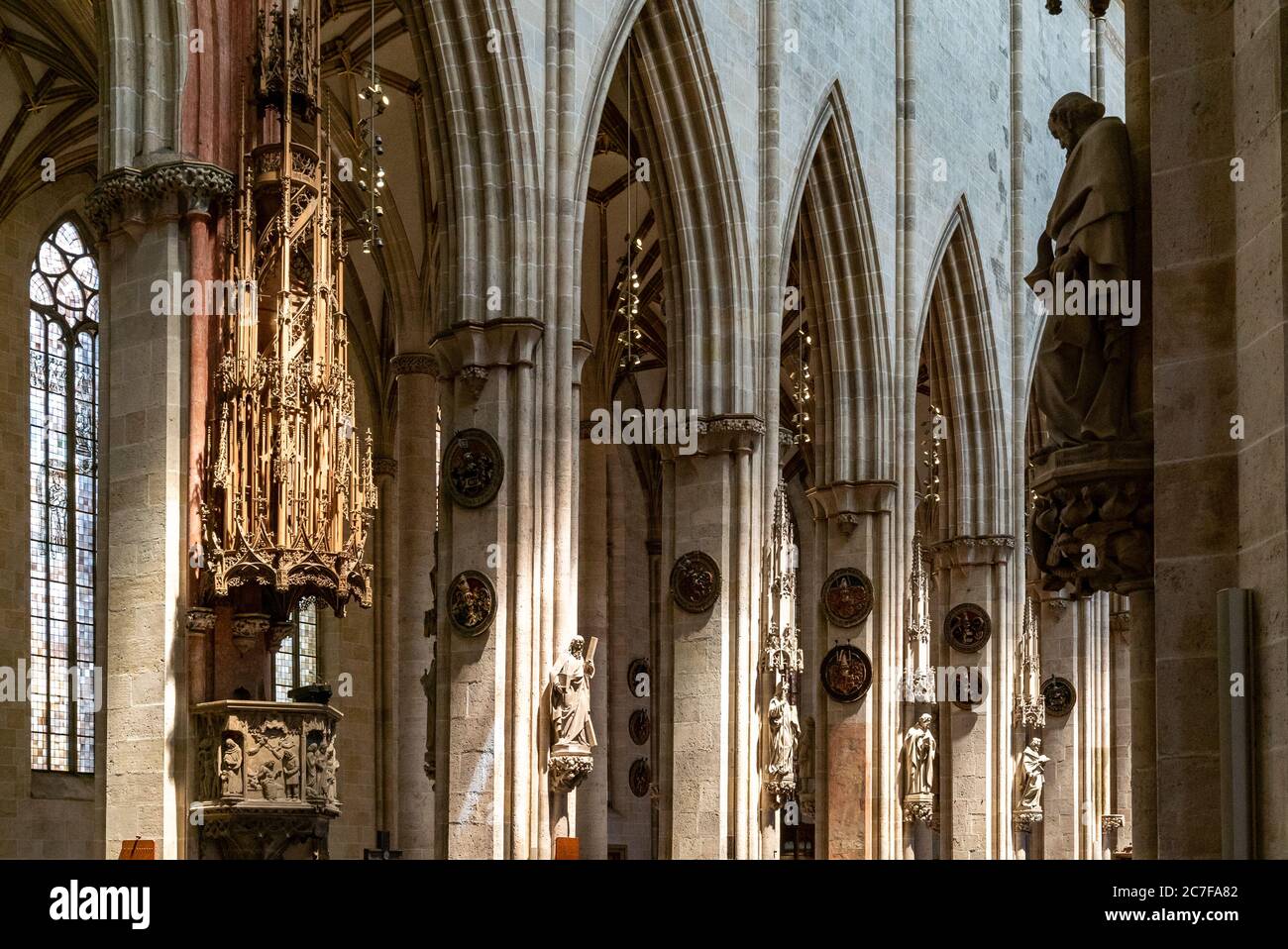 Ulm, BW - 14. Juli 2020: Blick auf die filigrane Holzschiffkanzel und Mittelschiff im Ulmer Münster Stockfoto