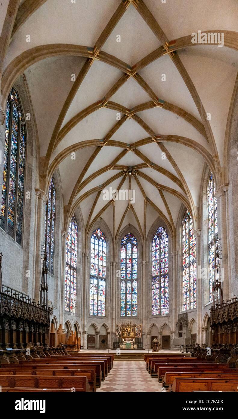 Ulm, BW - 14. Juli 2020: Blick auf das Heiligtum und den Chor im Ulmer Münster Stockfoto