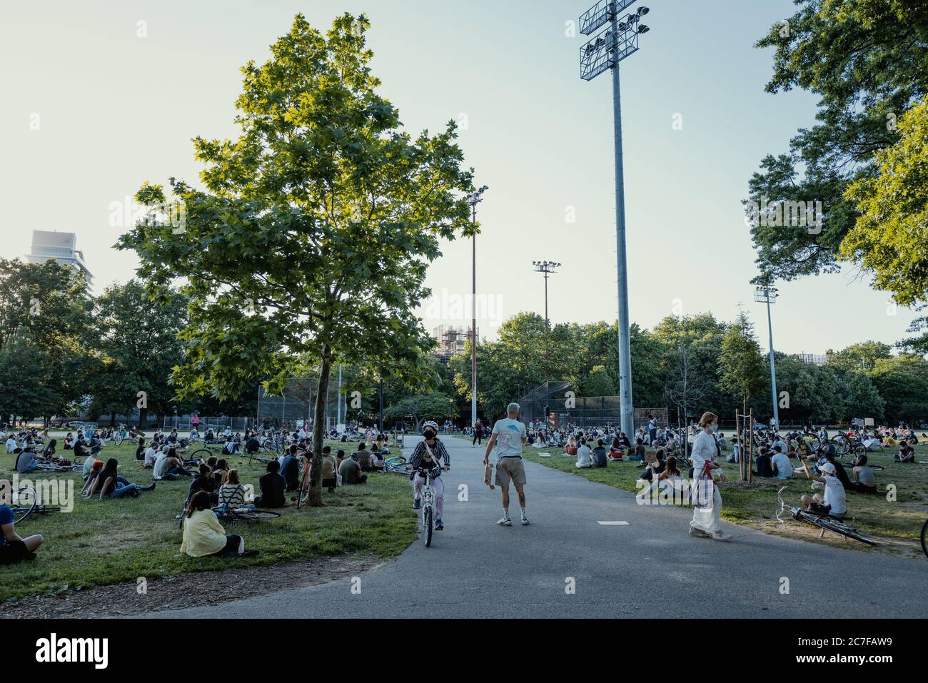 BROOKLYN, NY, USA - friedlicher Protest im McCarren Park in Greenpoint und Williamsburg, Brooklyn, New York City, USA im Jahr 2020. Stockfoto