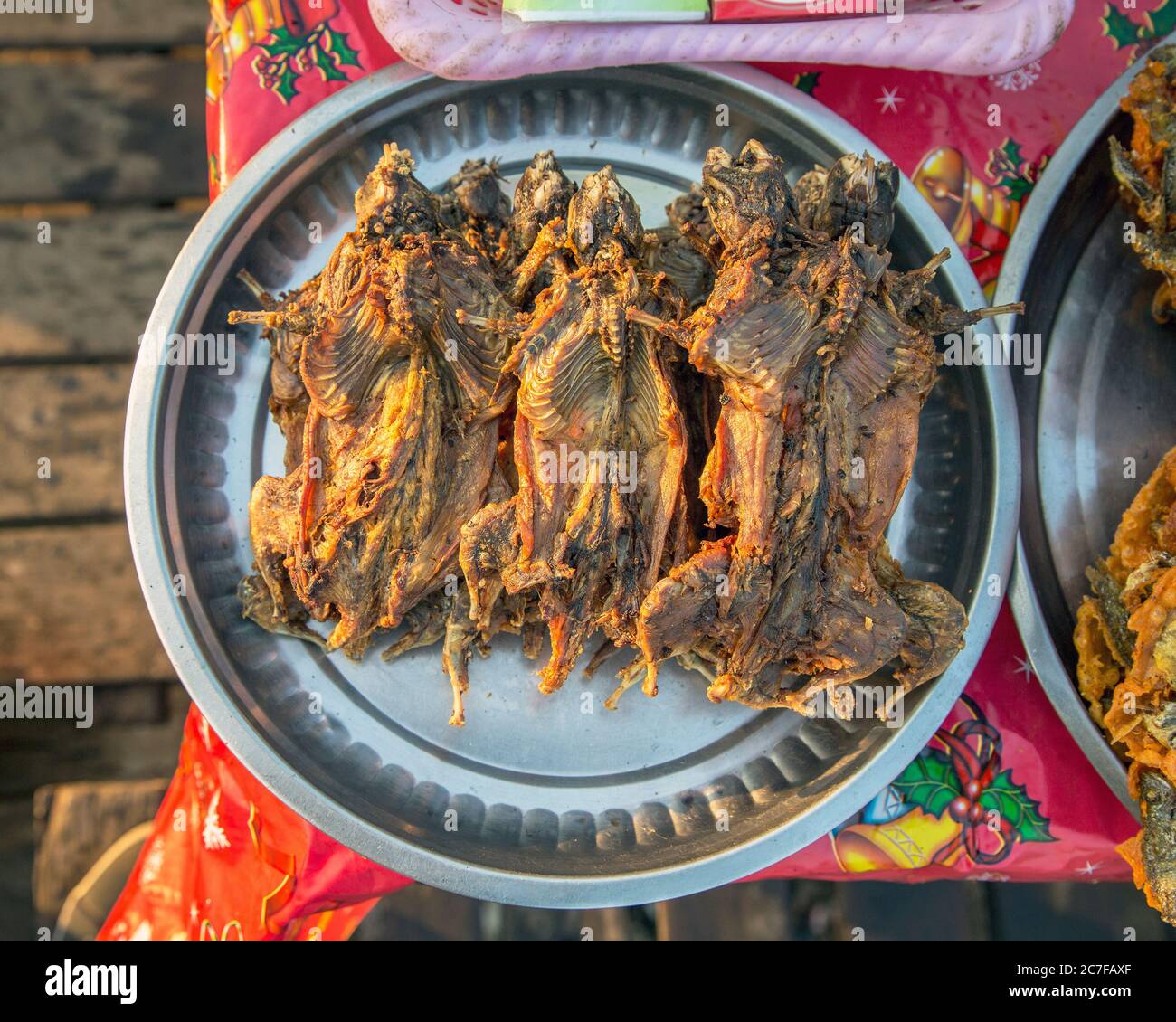 Nahaufnahme von gebratenen Ratten zum Verkauf auf einem Straßenmarkt in Mandalay, Myanmar Stockfoto