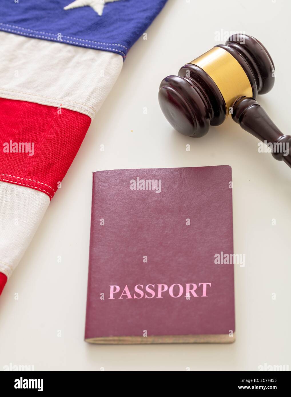 Reisepass, Gesetzesgavel und USA-Flagge auf weißem Hintergrund, Nahaufnahme. Immigration, United States of America Visa-Konzept Stockfoto