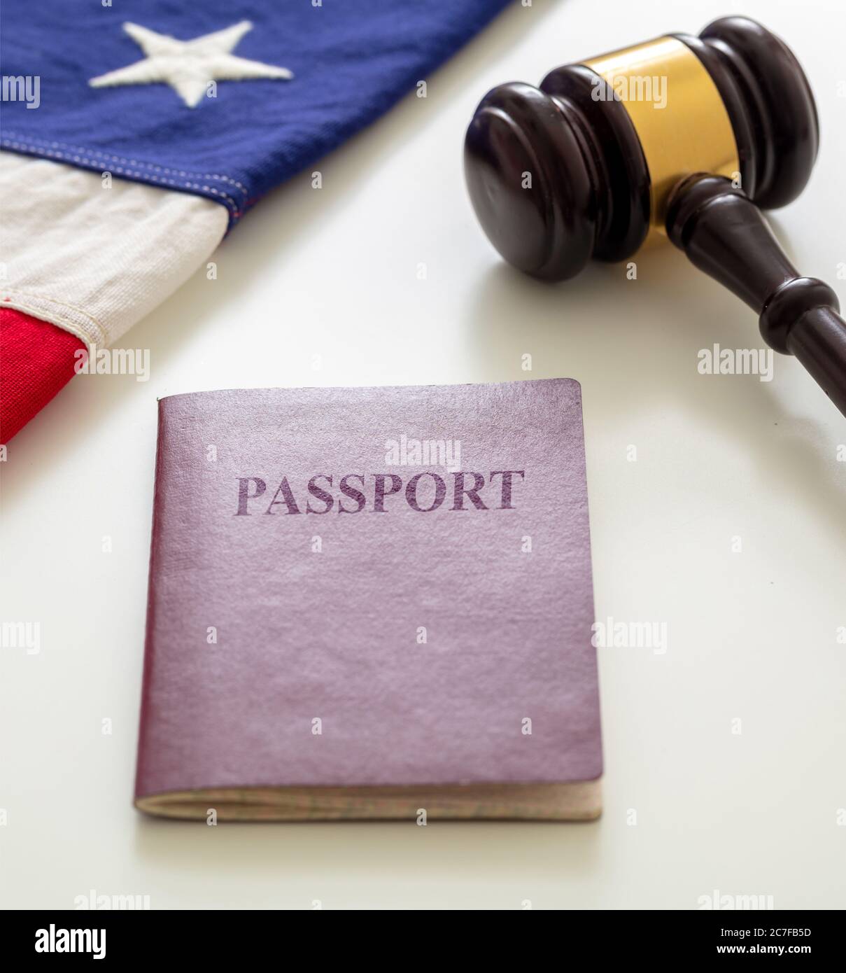 Reisepass, Gesetzesgavel und USA-Flagge auf weißem Hintergrund, Nahaufnahme. Immigration, United States of America Visa-Konzept Stockfoto