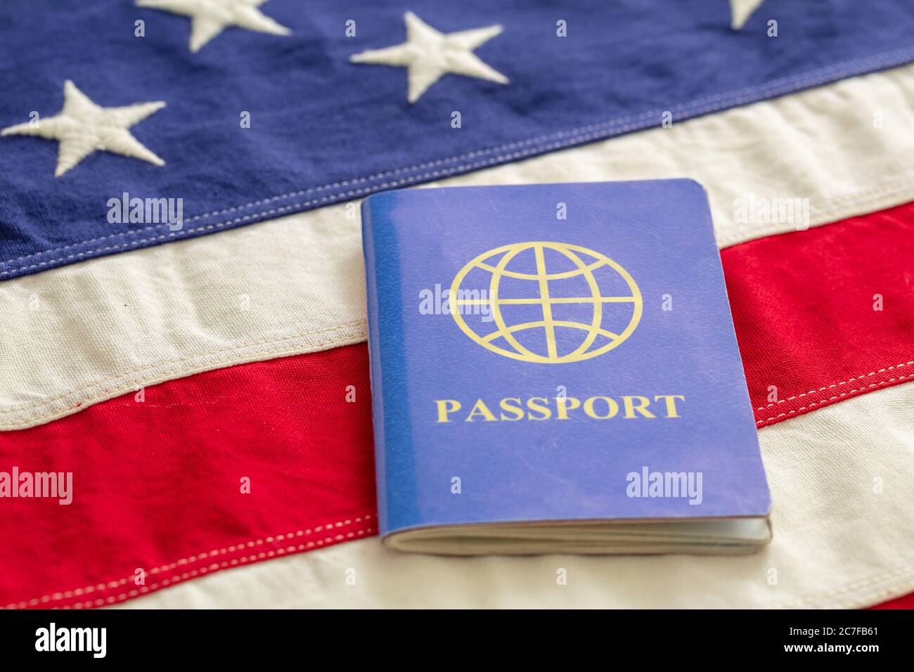 Blauer Reisepass auf USA Flagge Hintergrund, Nahaufnahme. Immigration, United States of America Visa-Konzept Stockfoto
