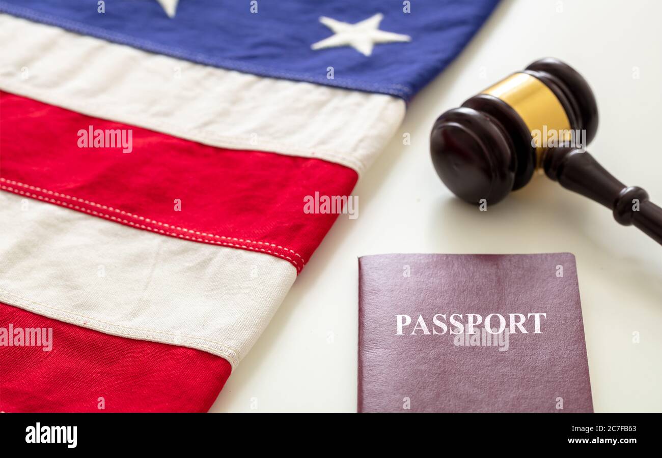 Reisepass, Gesetzesgavel und USA-Flagge auf weißem Hintergrund, Nahaufnahme. Immigration, United States of America Visa-Konzept Stockfoto