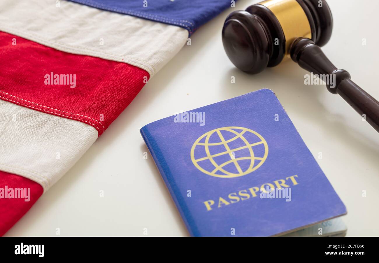 Blauer Reisepass, Gesetzesgavel und USA-Flagge auf weißem Hintergrund, Nahaufnahme. Immigration, United States of America Visa-Konzept Stockfoto