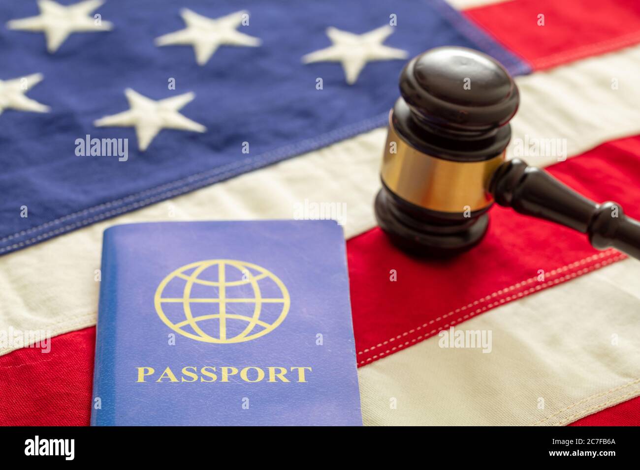 Blauer Reisepass und Richtergavel auf USA Flagge Hintergrund, Nahaufnahme. Immigration, United States of America Visa-Konzept Stockfoto