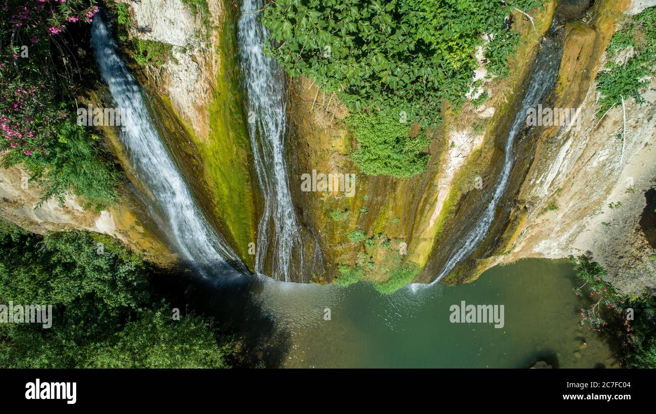 Israel, Obergaliläa, Iyyon River (Nahal Ayun oder Ayun Stream) Naturschutzgebiet. Der Wasserfall der Mühle (Hatahana) und Kreidefelsen. Fotografiert im Juni Stockfoto