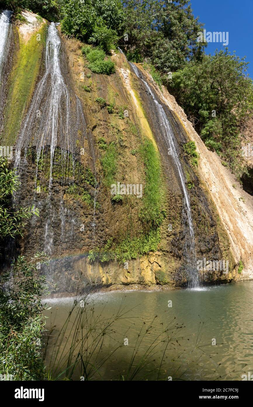Israel, Obergaliläa, Iyyon River (Nahal Ayun oder Ayun Stream) Naturschutzgebiet. Der Wasserfall der Mühle (Hatahana) und Kreidefelsen. Fotografiert im Juni Stockfoto