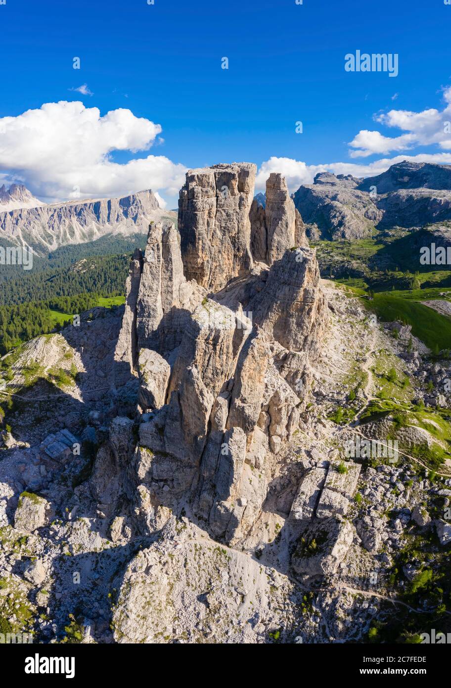 Luftaufnahme der Cinque Torri von oben bei Sonnenaufgang. Cortina d'Ampezzo, Provinz Belluno, Dolomiten, Venetien, Italien. Stockfoto