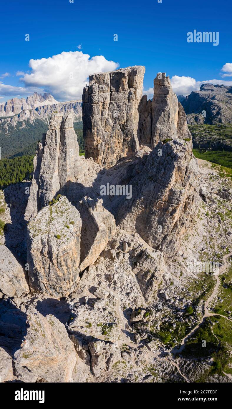 Luftaufnahme der Cinque Torri von oben bei Sonnenaufgang. Cortina d'Ampezzo, Provinz Belluno, Dolomiten, Venetien, Italien. Stockfoto