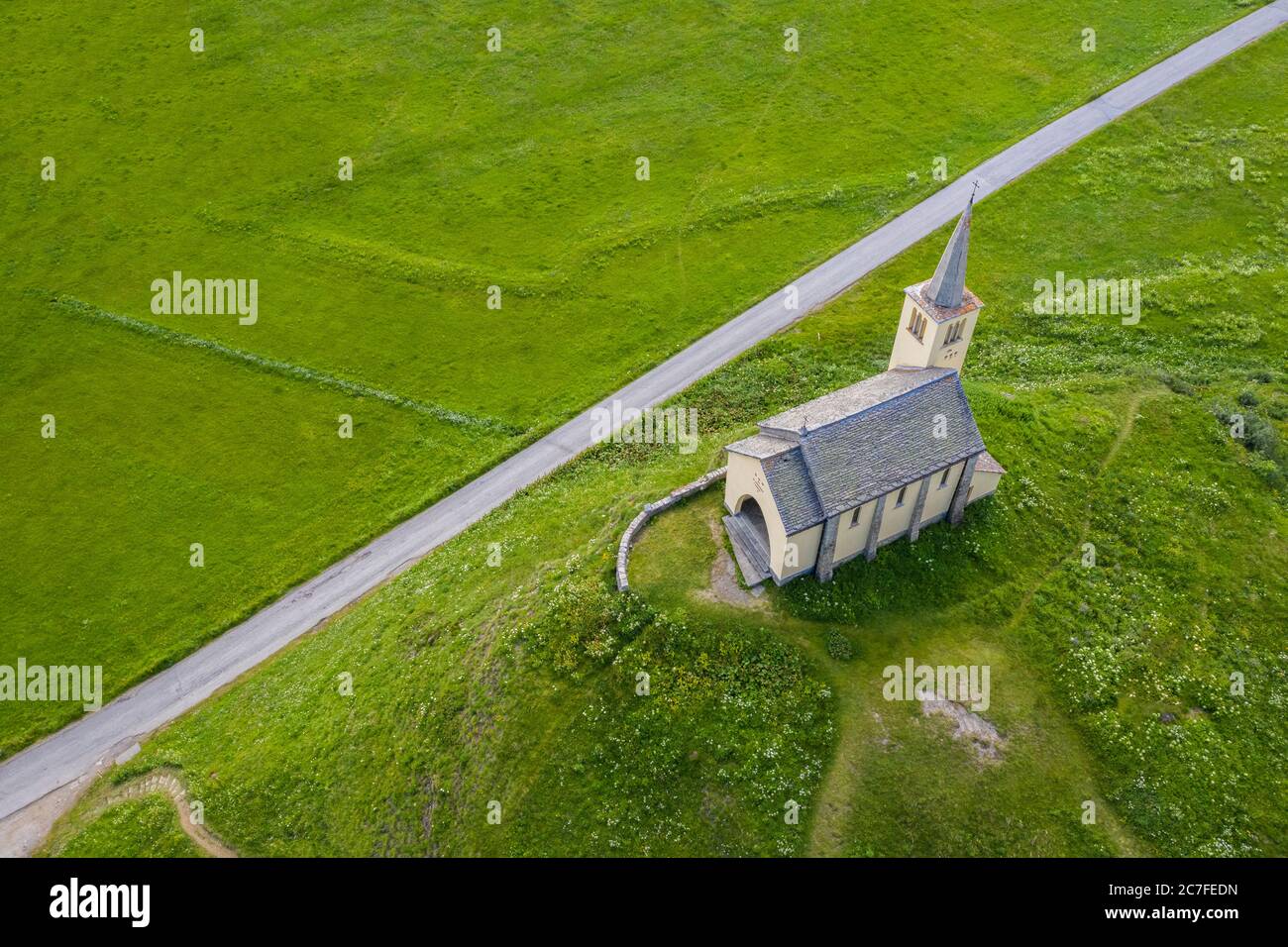 Luftaufnahme der Kirche Oratorio di Sant'Anna im Sommer. Riale, Formazza, Valle Formazza, Verbano Cusio Ossola, Piemont, Italien. Stockfoto