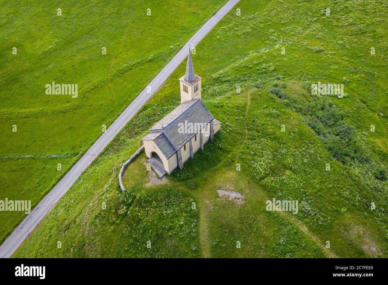 Luftaufnahme der Kirche Oratorio di Sant'Anna im Sommer. Riale, Formazza, Valle Formazza, Verbano Cusio Ossola, Piemont, Italien. Stockfoto