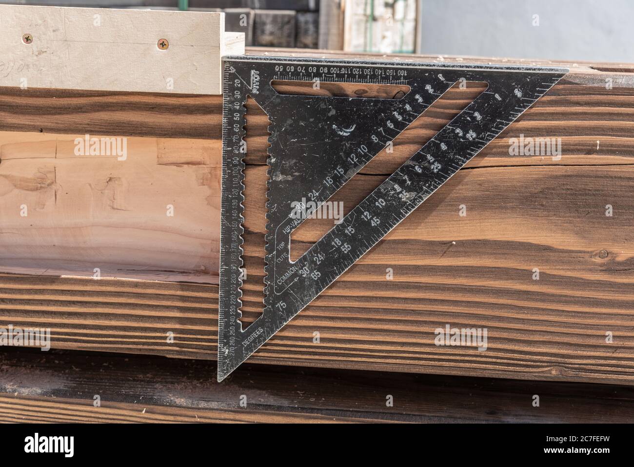 Schreinerei Mess-, Plan- und Design-Werkzeuge auf rohem Holz Hintergrund. Dreieckskala und Winkelmessung Stockfoto