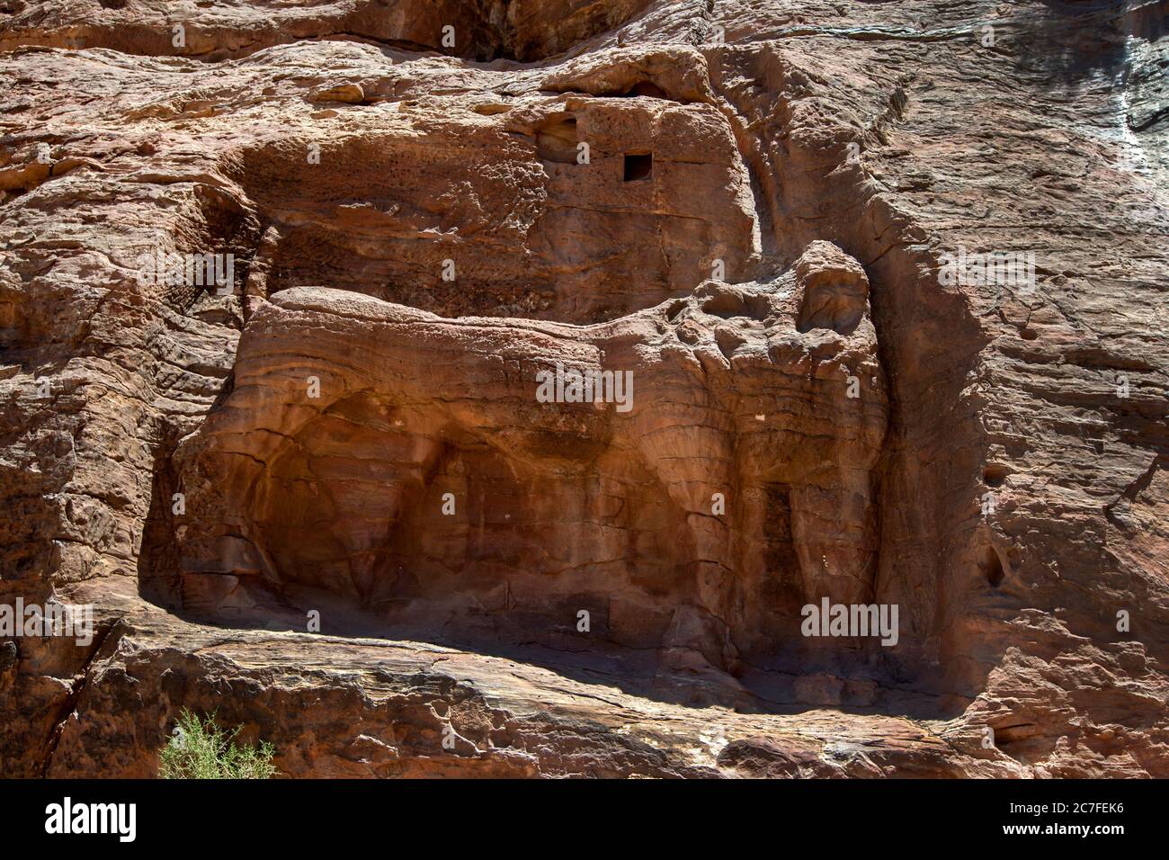 Die Überreste des Löwenbrunnens, die von 200 v. Chr. bis 200 n. Chr. datiert. Es liegt an der Wadi Al Farasa Prozessionsroute bei Petra in Jordanien. Stockfoto