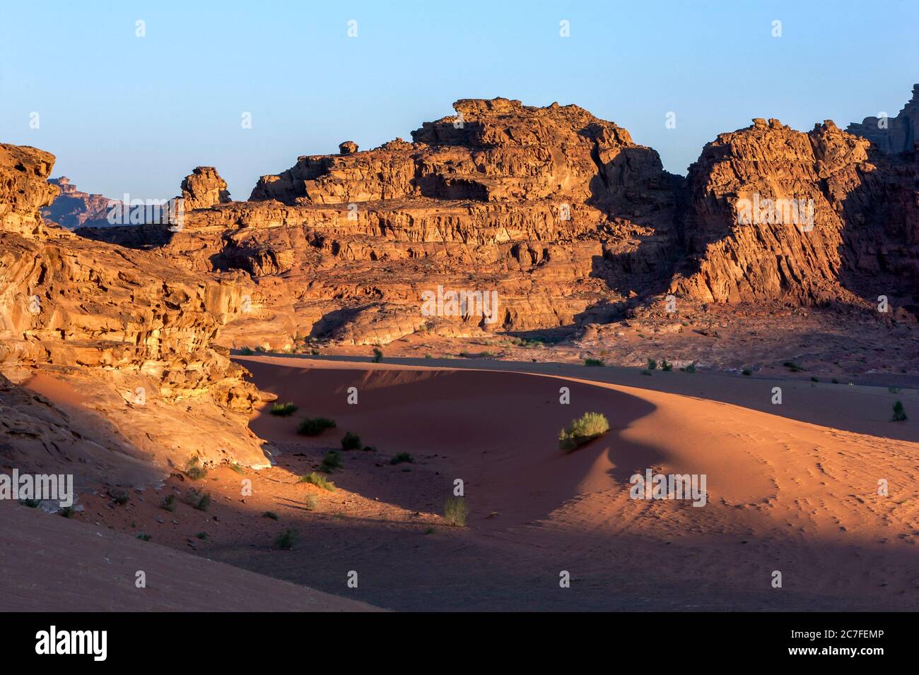 Die Sonne beginnt über einem Teil der Wüstenlandschaft im Wadi Rum in Jordanien aufzugehen. Stockfoto