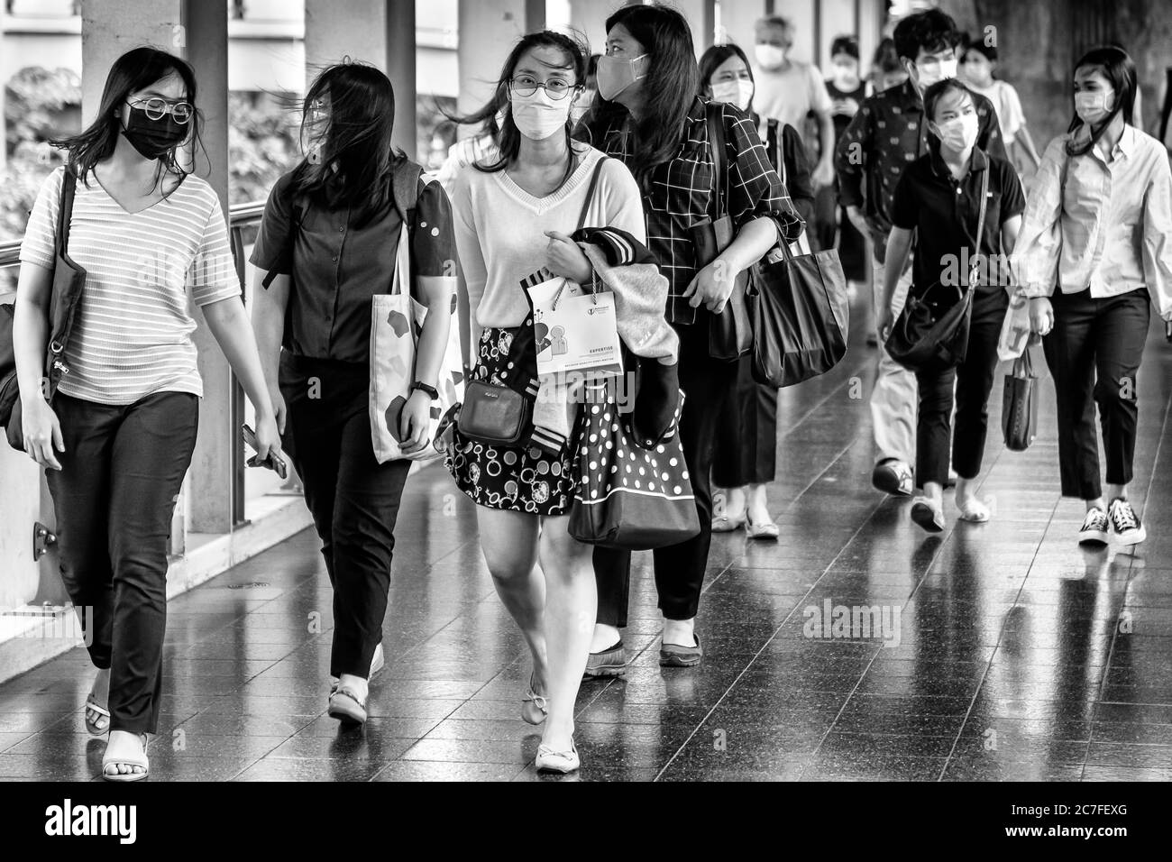 Fußgänger tragen Gesichtsmaske während covid 19 Pandemie, Bangkok, Thailand Stockfoto
