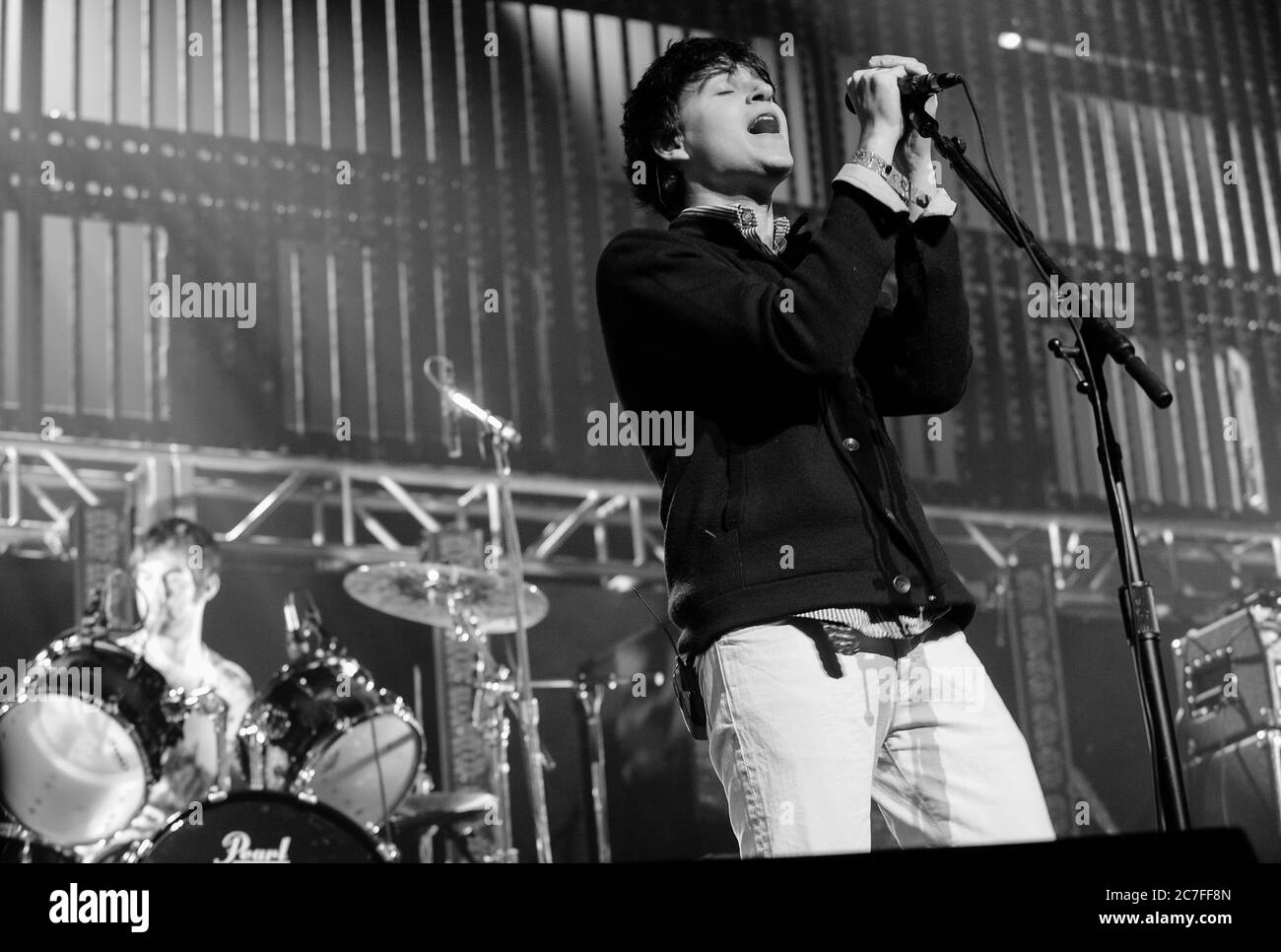Sängerin Ezra Koenig of Vampire Weekend tritt bei der 2008 KROQ Almost Acoustic Christmas Night 2 im Gibson Amphitheatre in Los Angeles auf. Kredit: Jared Milgrim/Der Fotoreporter Stockfoto