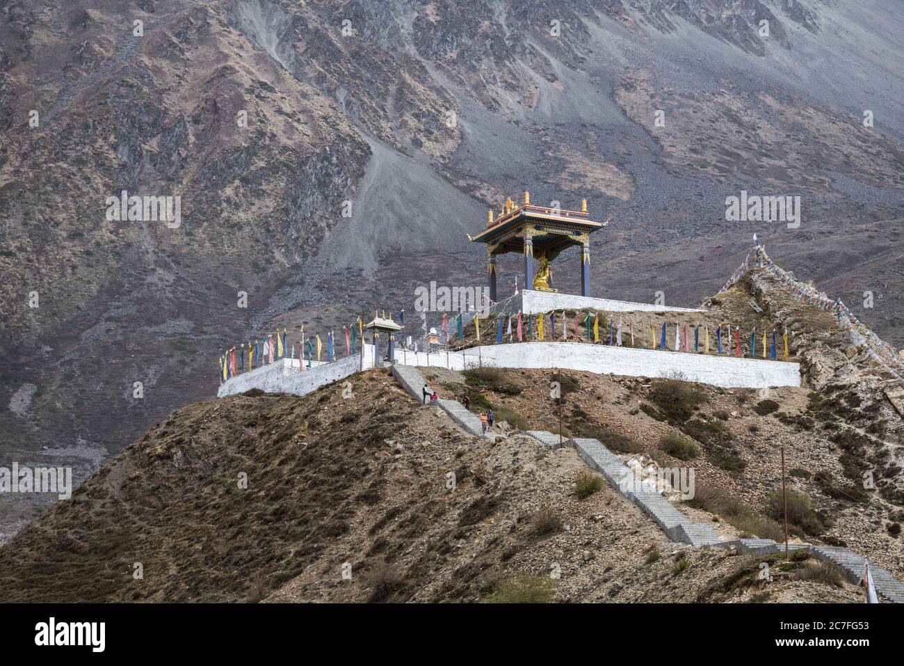 Goldene Statue Padmasabhava (Guru Rinpoche) im Dorf Ranipauwa auf Annapurna Rundwanderung, Lower Mustang, Nepal Stockfoto