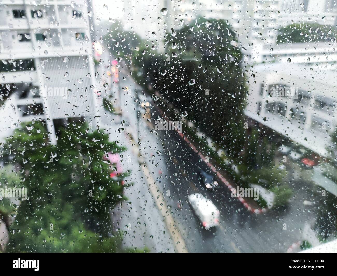 Regen Auf Der Strasse Luftbild Wassertropfen Auf Glas Wohnung Fenster Gefangen Blick Auf Die Strasse Wahrend Sturm Nasse Strasse Und Vorsichtiges Fahren Co Stockfotografie Alamy