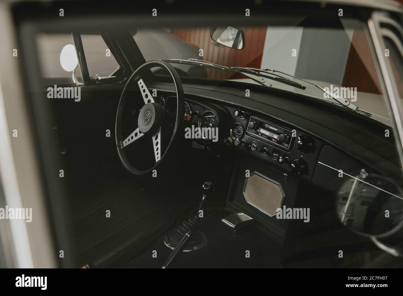 Dunkles Interieur des geparkten klassischen Retro-Speedsters durch das Fenster Stockfoto