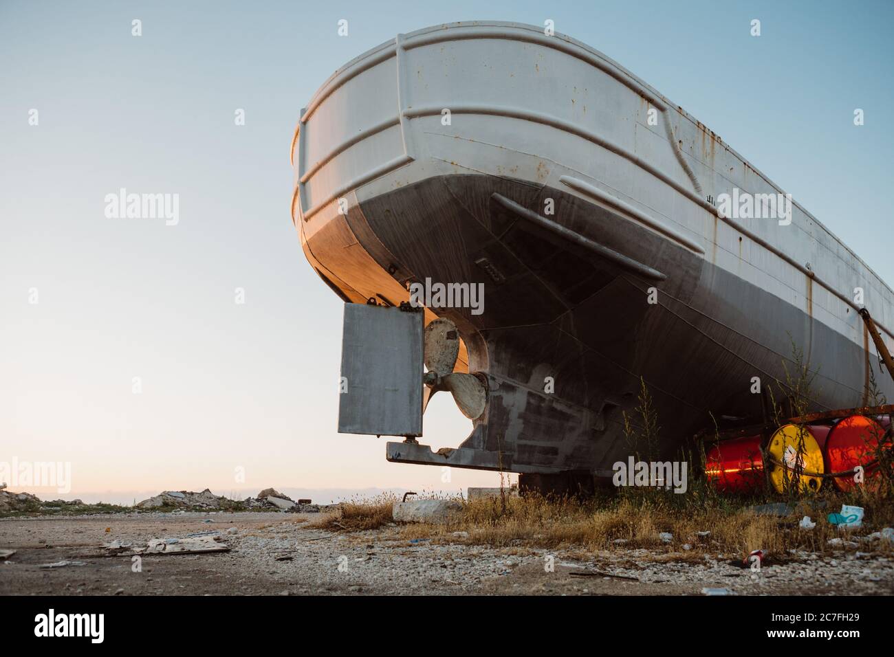 Detail des Hecks des Schiffes mit Propeller und Ruder des alten Schiffswracks an der Küste der griechischen Insel Zakynthos im Hafen von Zakynthos während des Sommertages Stockfoto