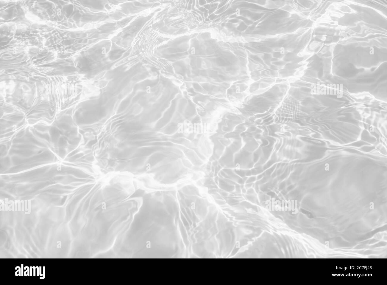 Nahaufnahme der entsättigte transparente klare ruhige Wasseroberfläche Textur mit Spritzern und Blasen. Trendy abstrakt Natur Hintergrund. Stockfoto