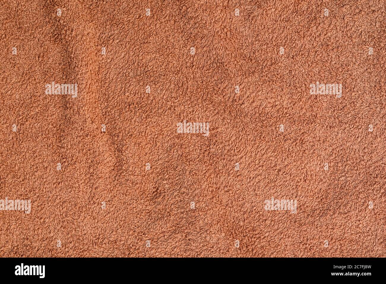 Frottee-Handtuch mit Falten in Textur. Sandfarbe Stockfoto