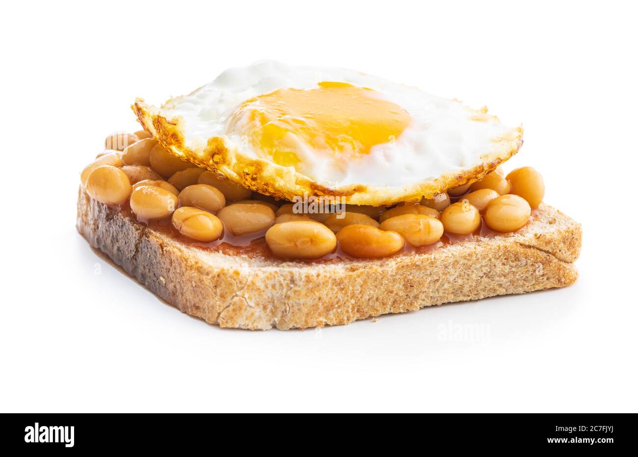 Toast mit Spiegelei und gebackenen Bohnen isoliert auf weißem Hintergrund. Stockfoto
