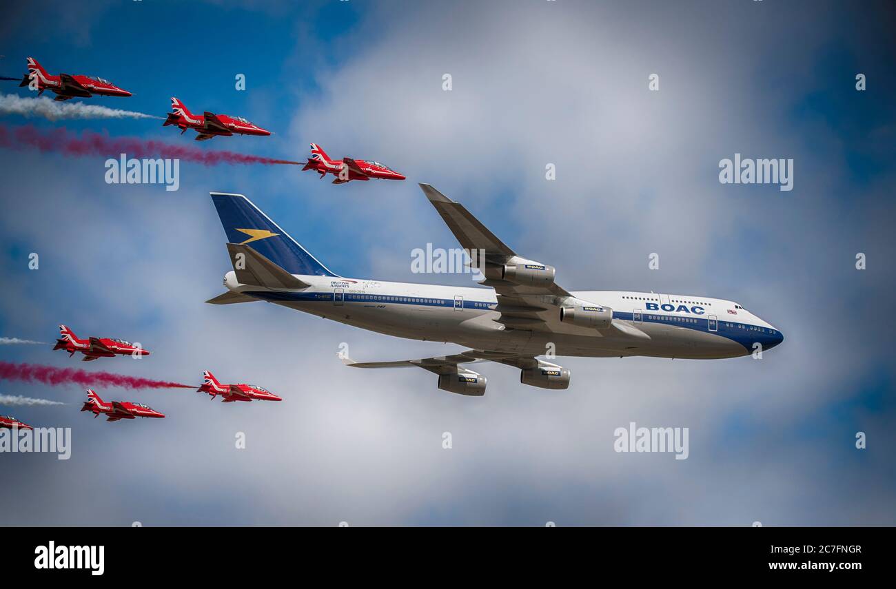 (Dateibild, RIAT 2019). GROSSBRITANNIEN. 17. Juli 2020. British Airways hat angekündigt, dass die gesamte Boeing 747 Jumbo Jet Flotte wird sofort aufgrund massiver Passagier Abschwung während der aktuellen Coronavirus-Pandemie eingestellt. Bild zeigt eine British Airways, BOAC Legacy liveried, Boeing 747 in Flypast mit den RAF Red Arrows beim Royal International Air Tattoo im Juli 2019. Quelle: Malcolm Park/Alamy Live News. Stockfoto
