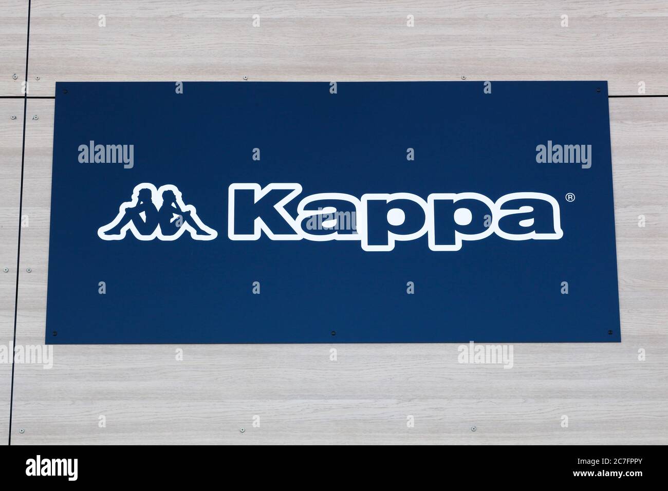 Villefranche, Frankreich - 17. Mai 2020: Kappa-Logo an der Wand. Kappa ist eine italienische Sportartikelmarke, die in Turin, Piemont, Italien, gegründet wurde Stockfoto