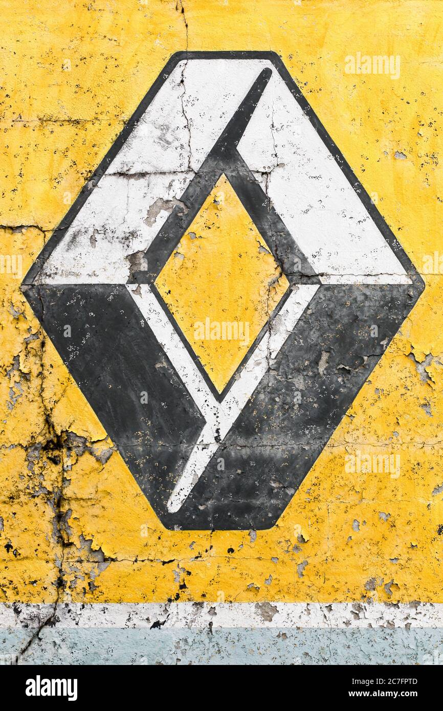 Bully, Frankreich - 27. Juni 2020: Renault-Logo an der Wand. Renault ist ein französischer Automobilhersteller, der Autos, Lieferwagen, Busse und Lastwagen herstellt Stockfoto