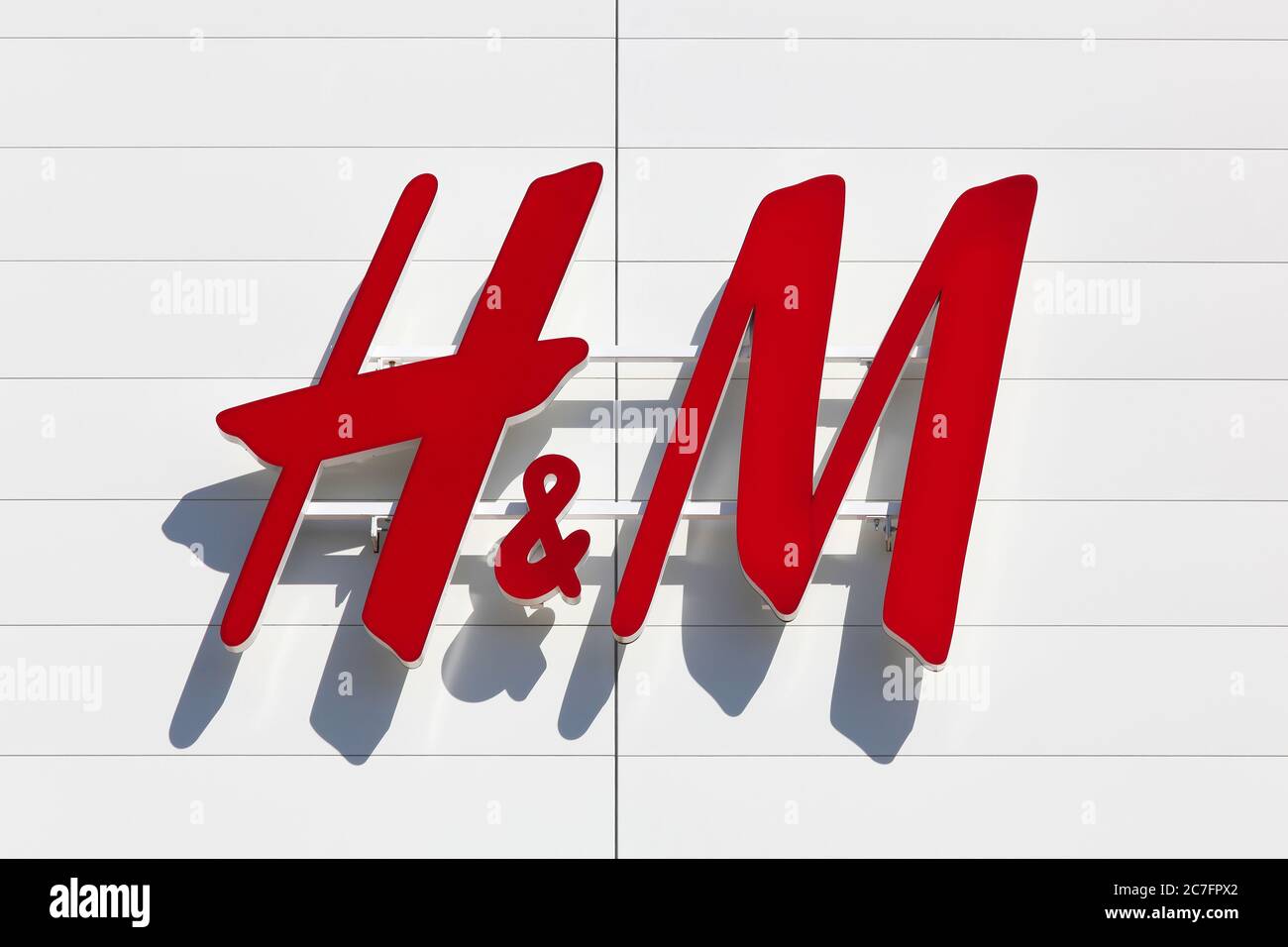 Creches, Frankreich - 28. Mai 2020: H & M Logo auf einer Fassade. H & M ist ein schwedisches multinationales Einzelhandelsunternehmen für Bekleidung Stockfoto