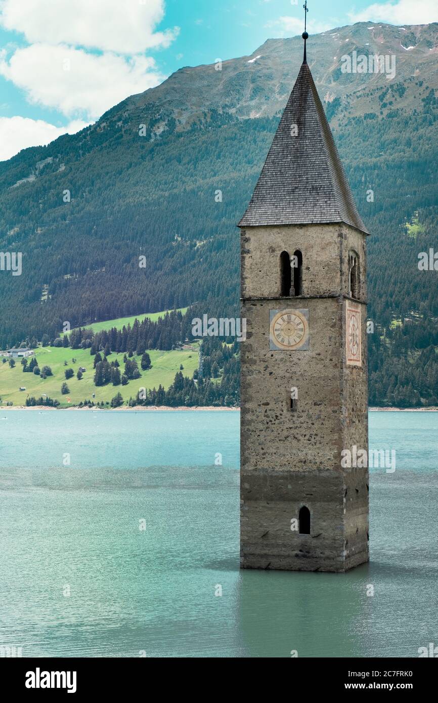 Der Glockenturm von Curon, Südtirol (Italien). Stockfoto