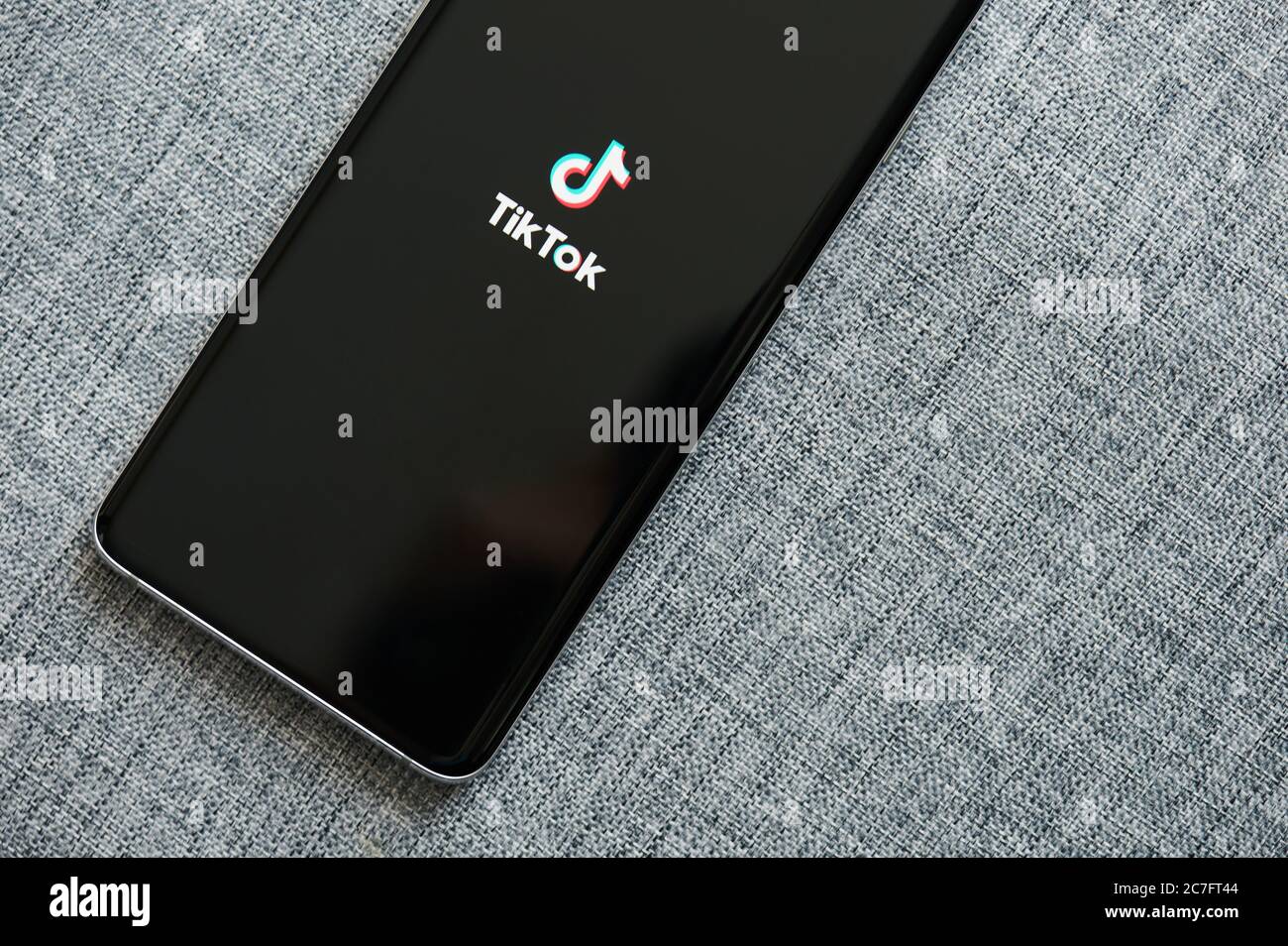 New-York , USA - 18. Juni 2020: Einführung der TikTok-App auf dem Smartphone-Bildschirm Nahaufnahme in grauem Hintergrund Stockfoto