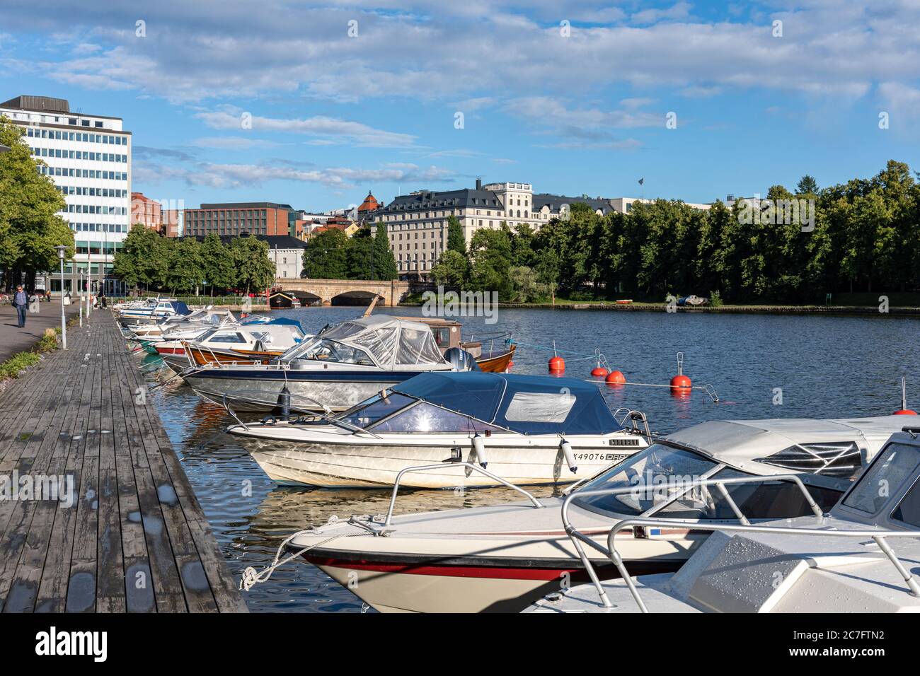 Motorboote liegen am Siltasaari Pier in Helsinki, Finnland Stockfoto